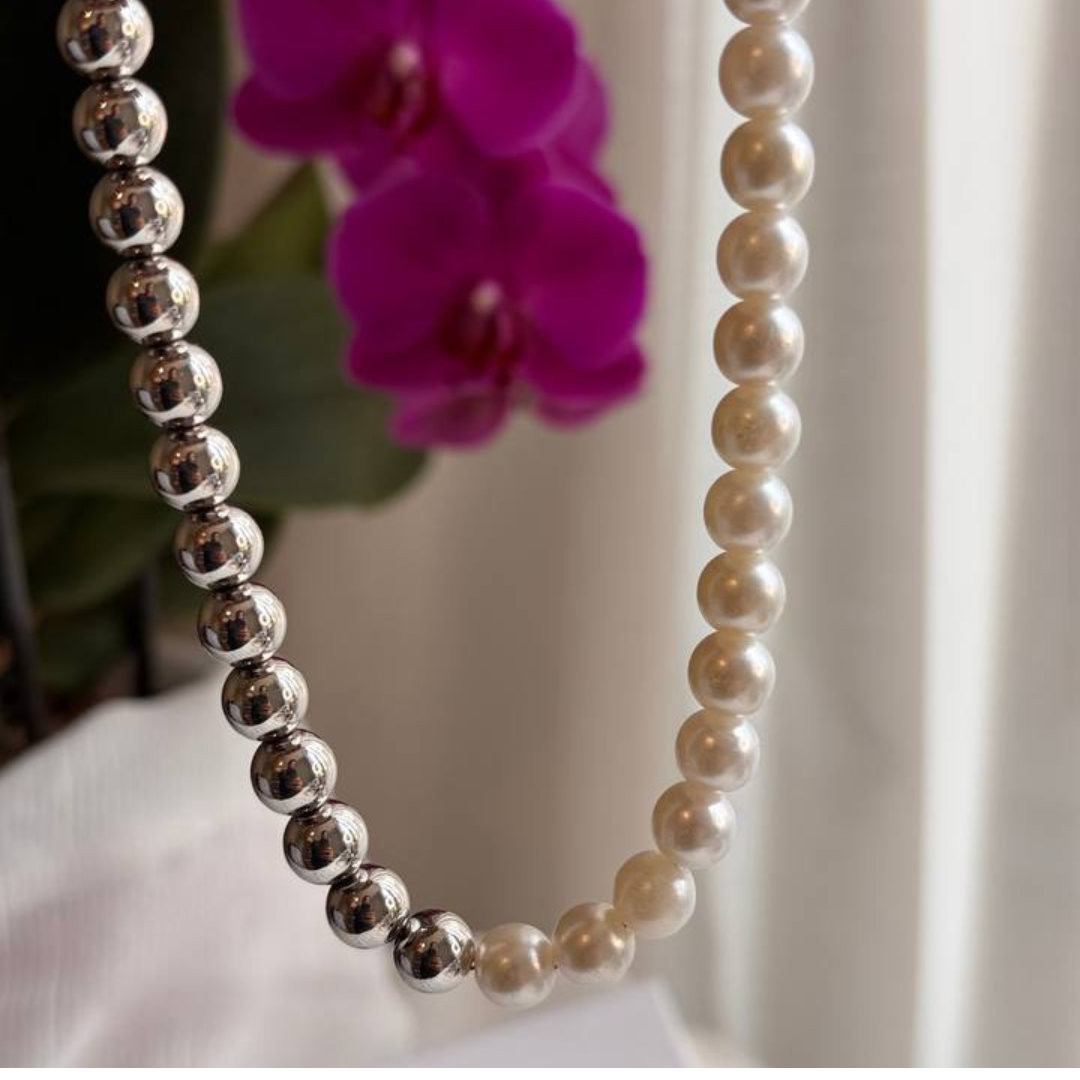 Colar Choker Metade ABS e Pérola Banho Ródio