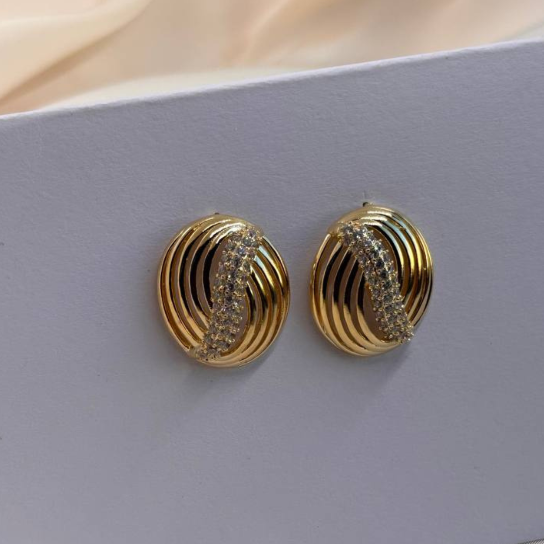 Brinco Oval Vazado com detalhes em Zircônias