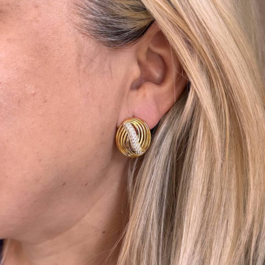 Brinco Oval Vazado com detalhes em Zircônias